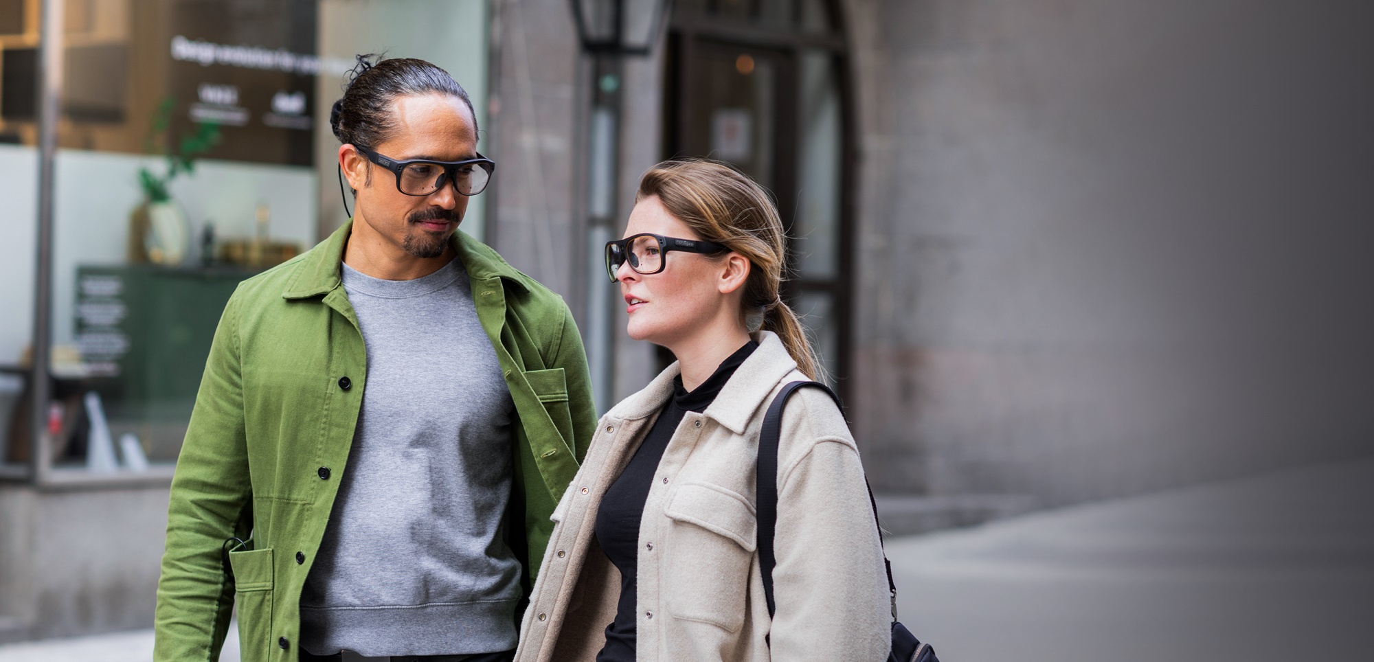 Picture of a man and a woman talking while wearing Tobii Glasses 3